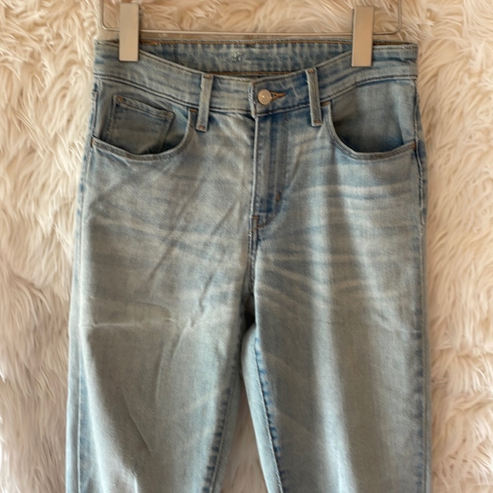 Levi’s high rise skinny Jean, size W27L32, light wash, slight distress